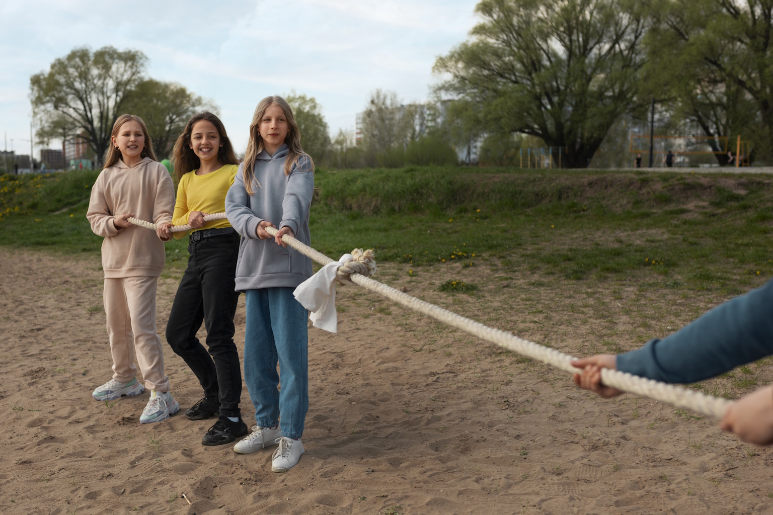 Bild på barn som har dragkamp